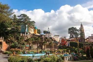 Portmeirion, İngiltere - 12 Eylül 2018: Popüler turistik beldesi Portmeirion's İtalyan köyü tarzı mimaride Gwynedd, North Wales ile.