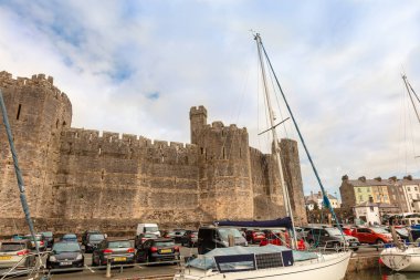 Caernarfon, İngiltere - 9 Eylül 2018: Caernarfon Castle North Wales, Caernarfon, Gwynedd, İngiltere'de yapılan bir ortaçağ kalesi.