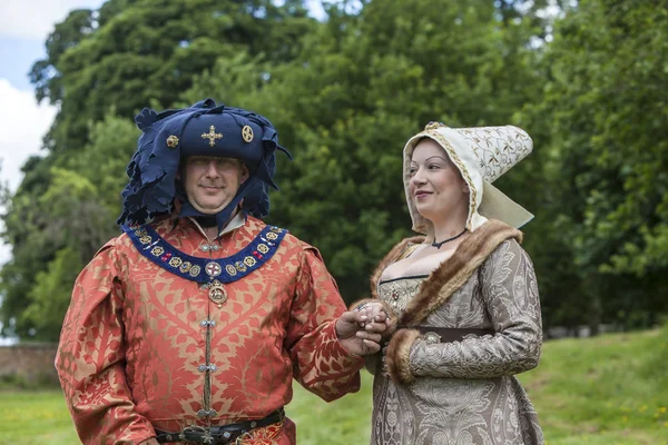 Hombre y mujer ricamente vestidos en traje medieval . — Foto de Stock