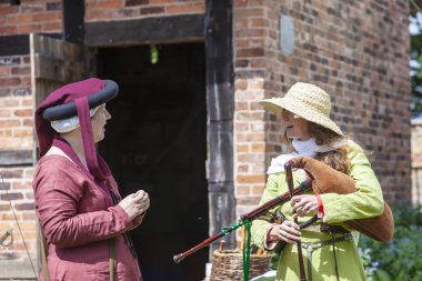 Tatton Park, Cheshire, İngiltere - 15 Haziran 2013: Ortaçağ kıyafetleri giyen iki kadın, Ortaçağ Fayre katılımcıları.