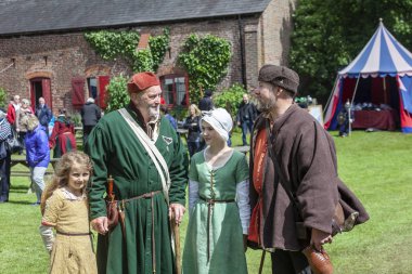 Tatton Park, Cheshire, İngiltere - 15 Haziran 2013: Ortaçağ Kostümü Katılımcıları Bir grup.