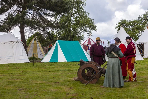 塔顿公园 2013年6月15日 在中世纪的费雷 一小群人穿着中世纪服装 穿着古董大炮 — 图库照片