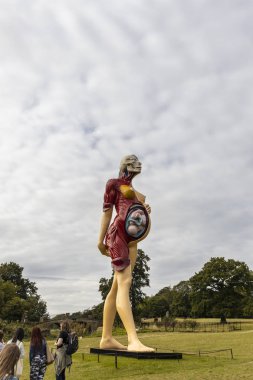 Wakefield, Yorkshire, İngiltere - 18 Eylül 2019: Yorkshire Heykel Parkı'ndaki doğal çevre, Damien Hirst'ün önemli eserlerini sergilemek için idealdir.  