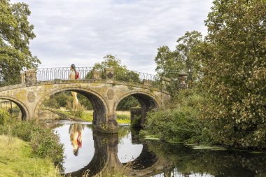 Wakefield, Yorkshire, İngiltere - 18 Eylül 2019: Yorkshire Heykel Parkı'ndaki doğal çevre, Damien Hirst'ün önemli eserlerini sergilemek için idealdir.  