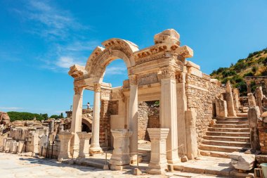 Hadrian tapınağı Ephesus arkeolojik alanında Türkiye'de.