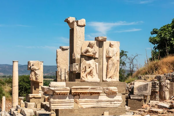 Monument Voor Memmio Bij Het Historische Archeologische Site Van Efeze — Stockfoto