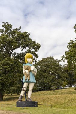 Wakefield, Yorkshire, Uk - 18 Eylül 2019: Hayırseverlik (2002-2003) Damien Hirst 'ün 18. yüzyıl Country Park' ının manzaralı çevresindeki heykeli.