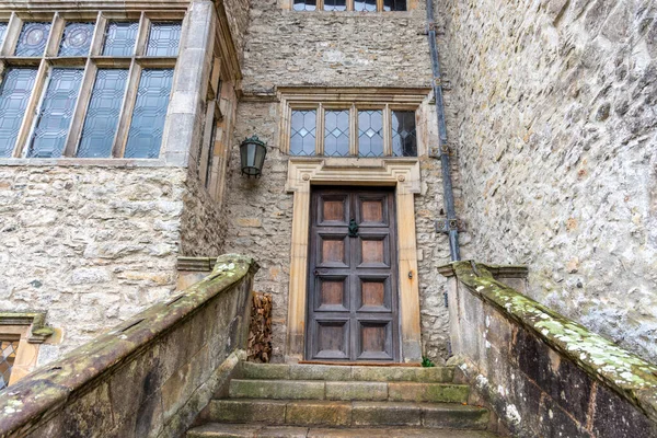 Старая Входная Деревянная Дверь Каменными Ступеньками Многоугольными Окнами — стоковое фото