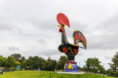 WAKEFIELD, YORKSHIRE, İngiltere - 19 Ağustos 2020: Ünlü Portekizli sanatçı Joana Vasconcelos Pop Galo Pop Rooster 2016 'nın heykeli YSP' de sergilendi.
