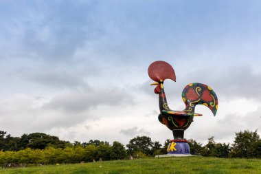 WAKEFIELD, YORKSHIRE, İngiltere - 19 Ağustos 2020: Ünlü Portekizli sanatçı Joana Vasconcelos Pop Galo Pop Rooster 2016 'nın heykeli YSP' de sergilendi.