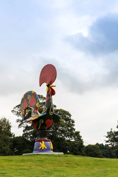 WAKEFIELD, YORKSHIRE, İngiltere - 19 Ağustos 2020: Ünlü Portekizli sanatçı Joana Vasconcelos Pop Galo Pop Rooster 2016 'nın heykeli YSP' de sergilendi.