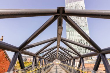 MANCHESTER, İngiltere - 17 Eylül 2020: Deansgate-Castlefield Metrolink istasyon köprüsü, Manchester şehir merkezinde arka planda Beetham Kulesi.