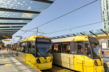 MANCHESTER, İngiltere - 17 Eylül 2020: Greater Manchester Metrolink hafif demiryolu sistemindeki Deansgate-Castlefield tramvay durağında tramvaylar.