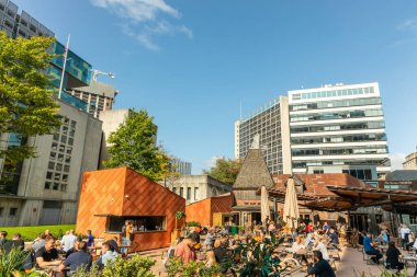 MANCHESTER, İngiltere - 20 Eylül 2020: Spinningfields, Central Manchester 'da canlı müzik ile popüler bir açık hava restoranı.