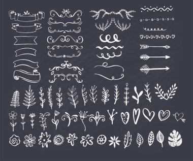 El büyük toplama tasarım öğeleri metin bölücüler, süsleri, çerçeveler, kurdeleler, ile sınırları gibi çiçekler, yapraklar ve kalpleri vb doodle kabataslak. Kara tahta arka plan üzerinde vektör el yapımı llustrationisolated.