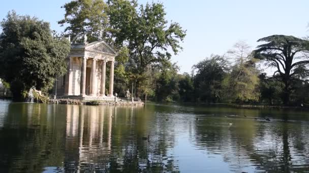 ローマのボルゲーゼ公園で湖のアスクレピオス神殿 — ストック動画