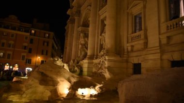 Roma'nın ünlü Trevi Çeşmesi gece görünümü.