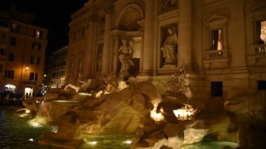 Roma'nın ünlü Trevi Çeşmesi gece görünümü.