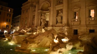 Roma'nın ünlü Trevi Çeşmesi gece görünümü.