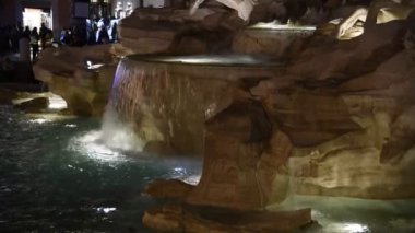 Roma'nın ünlü Trevi Çeşmesi gece görünümü.