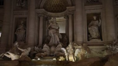 Roma'nın ünlü Trevi Çeşmesi gece görünümü.