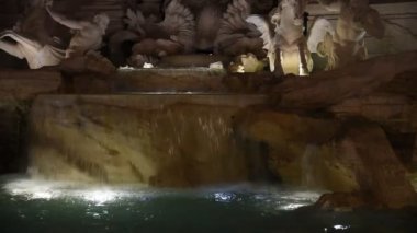 Roma'nın ünlü Trevi Çeşmesi gece görünümü.