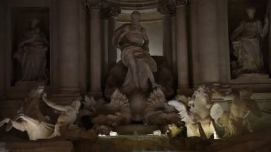 Roma'nın ünlü Trevi Çeşmesi gece görünümü.
