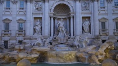 Roma'nın ünlü Trevi Çeşmesi gece ve güneş ışığı görünümünü