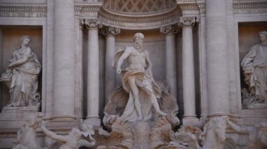 Roma'nın ünlü Trevi Çeşmesi gece ve güneş ışığı görünümünü