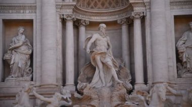 Roma'nın ünlü Trevi Çeşmesi gece ve güneş ışığı görünümünü