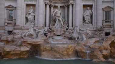 Roma'nın ünlü Trevi Çeşmesi gece ve güneş ışığı görünümünü
