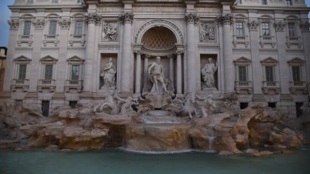 夜と太陽の光でローマの有名なトレビの泉の眺め — ストック動画