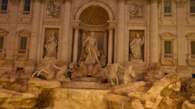 Roma'nın ünlü Trevi Çeşmesi gece ve güneş ışığı görünümünü