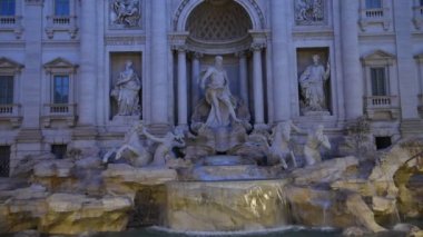 Roma'nın ünlü Trevi Çeşmesi gece ve güneş ışığı görünümünü