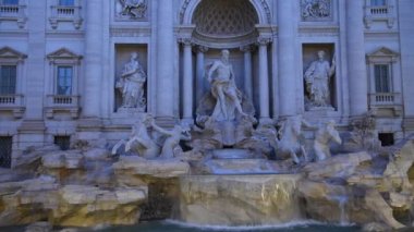 Roma'nın ünlü Trevi Çeşmesi gece ve güneş ışığı görünümünü