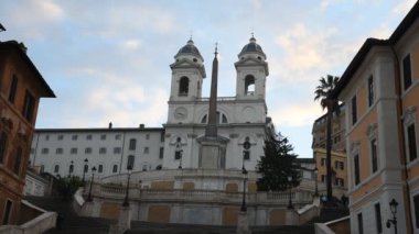 Roma Trinit dei Monti Kilisesi, İspanyol Merdivenleri ve İspanya kare gerçek zamanlı sabahın erken saatlerinde video
