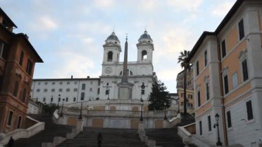 Roma Trinit dei Monti Kilisesi, İspanyol Merdivenleri ve İspanya kare gerçek zamanlı sabahın erken saatlerinde video