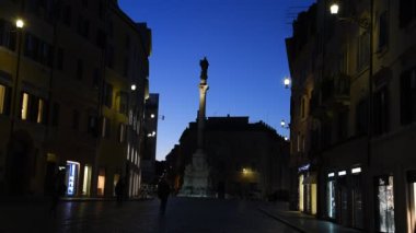 Roma Trinit dei Monti Kilisesi, İspanyol Merdivenleri ve İspanya kare gerçek zamanlı sabahın erken saatlerinde video