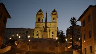 Roma Trinit dei Monti Kilisesi, İspanyol Merdivenleri ve İspanya kare gerçek zamanlı sabahın erken saatlerinde video