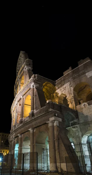 在罗马的斗兽场在夜间一瞥 由人工照亮 — 图库照片