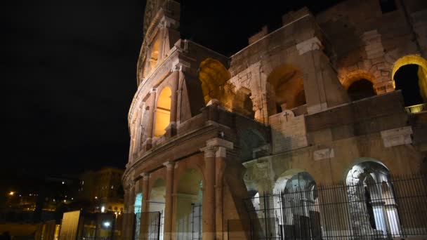 人工光で照らされているローマの夜では コロッセオを垣間見ること — ストック動画