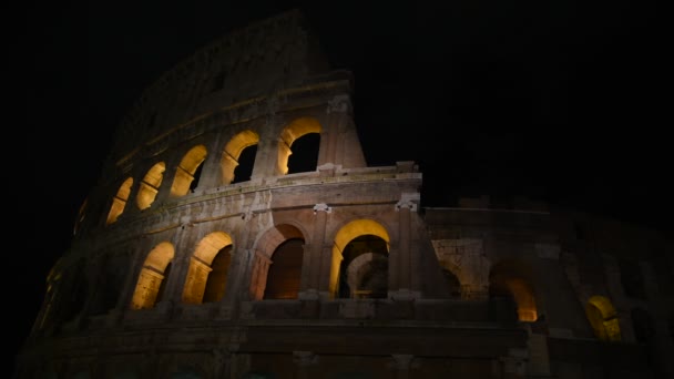 在罗马被人造光照亮的罗马竞技场的一瞥在晚上 — 图库视频影像