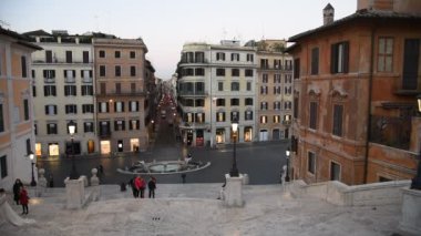 Roma Trinit dei Monti Kilisesi, İspanyol Merdivenleri ve İspanya kare gerçek zamanlı sabahın erken saatlerinde video