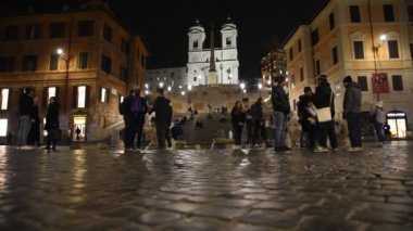 Roma Trinit dei Monti Kilisesi, İspanyol Merdivenleri ve İspanya kare gerçek zamanlı sabahın erken saatlerinde video