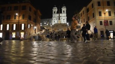 Roma Trinit dei Monti Kilisesi, İspanyol Merdivenleri ve İspanya kare gerçek zamanlı sabahın erken saatlerinde video