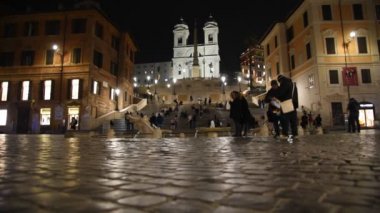 Roma Trinit dei Monti Kilisesi, İspanyol Merdivenleri ve İspanya kare gerçek zamanlı sabahın erken saatlerinde video