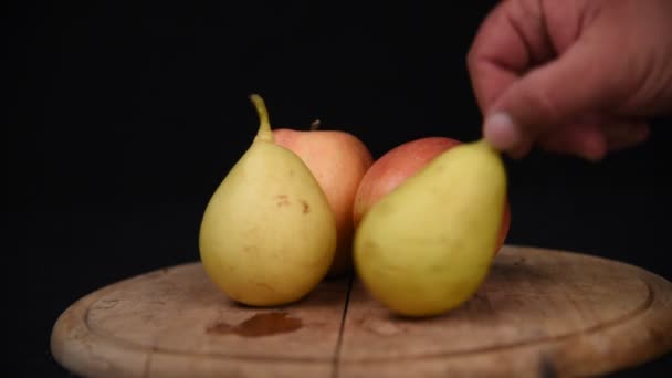 Säsongsfrukt Stilleben Studio Svart Bakgrund — Stockvideo