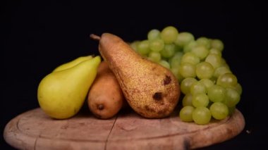 Mevsimlik meyveler hala stüdyoda siyah arka planda