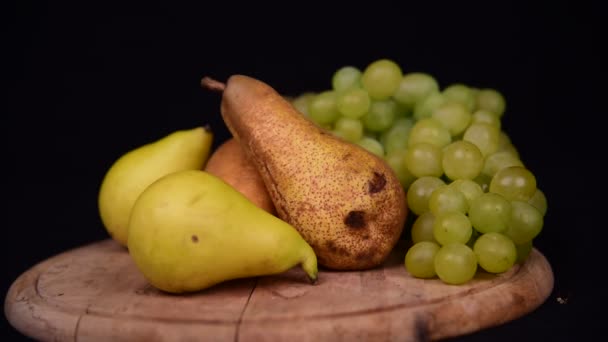 Saisonales Fruchtstillleben Atelier Vor Schwarzem Hintergrund — Stockvideo