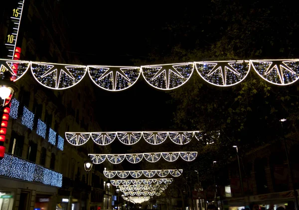 Χριστουγεννιάτικα Φώτα Έναν Δρόμο Της Πόλης Της Βαρκελώνης — Φωτογραφία Αρχείου